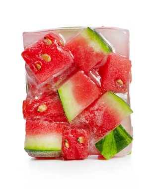 Dondurulmuş sebzeler, kırmızı karpuz soğuk tatlı. Yakın çekim.