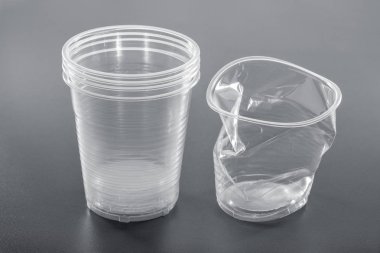Birkaç şeffaf yeni ve kullanılmış plastik gözlük. Geri dönüşüm.