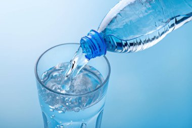 İçme suyu plastik şişe cam, üstten görünüm içine dökme. Büyük cam kabarcıkları köpüklü su. Kopya alanı.