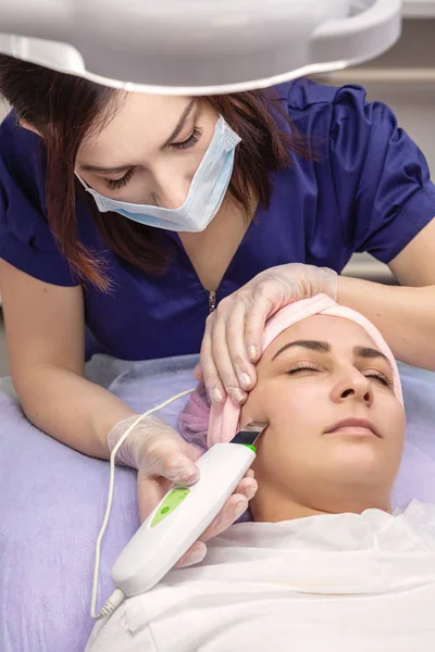 Cosmetologue Effectue Une Procédure Phonophorèse Pour Peau Belle Jeune Femme — Photo