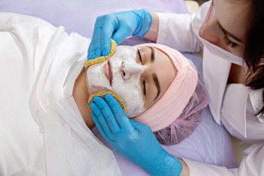 Güzellik Spa salonu yüz tedavi gençleştirici peeling temizlik elde model. Pul pul dökülme, peeling ve hidrasyon. Yakın çekim.