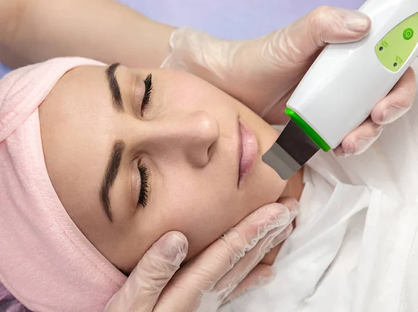 Žena Přijímá Očistné Terapie Profesionální Ultrazvuková Zařízení Salonu Krásy Péče Stock Fotografie
