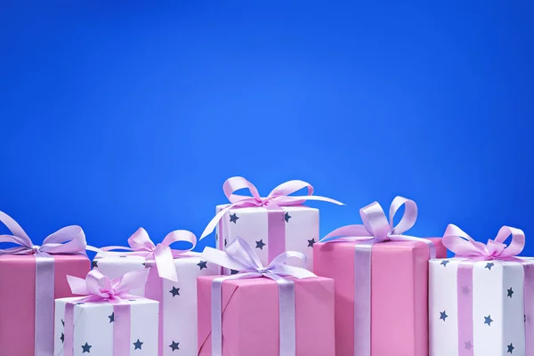 节日和贺卡的蓝色背景概念礼品盒 — 图库照片