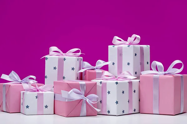 Schachteln Mit Geschenken Auf Rosa Hintergrund Stilvolle Moderne Geschenke Aus — Stockfoto