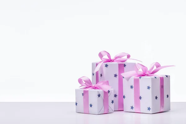 새겨진 종이에 선물이있는 세련된 상자로 리본이달린 분홍색 리본으로 장식되어 있습니다 — 스톡 사진