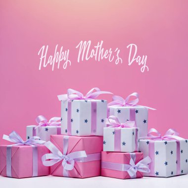 Mutlu Anne,s day. Anneler Günü'nü kutlamak için pembe kurdeleli anneler için renkli hediyeler koleksiyonu. Kopyalama alanı.