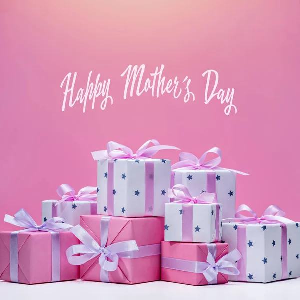 Szczęśliwa Matka Day Kolekcja Kolorowych Prezentów Dla Matek Różową Wstążką — Zdjęcie stockowe