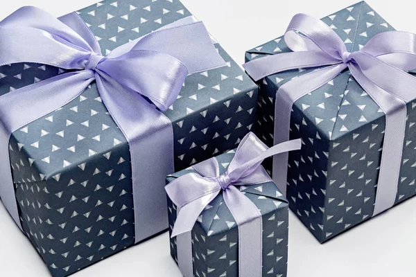 Три Коробки Подарунками Чоловіків Елегантному Папері Блакитною Стрічкою Святкування Дня — стокове фото