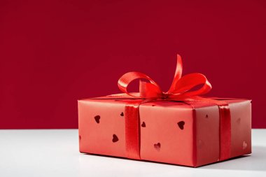 Kırmızı arka plan ve beyaz masa üzerinde hediyeler ile kırmızı kutular. Kopya alanı. Tatil ve tebrik kartları kavramları.