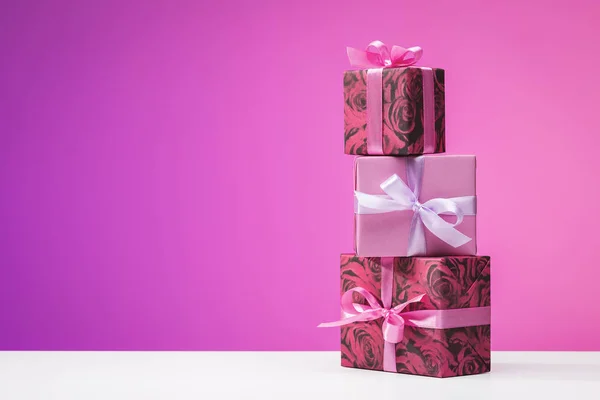 生日快乐 一套垂直排列的多色盒子与礼物 紫红色背景 节日活动 — 图库照片
