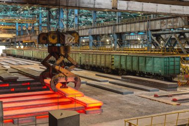 Novokuznetsk, Rusya, 4 Haziran 2019. Metalurji tesisi Evraz Zsmk için gezi. oksijen dönüştürücü Dükkanı, sıcak levhalar.