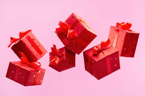 Wiele Tradycyjnych Pudełek Spadają Różowym Tle Sezon Świąteczny Jest Gwarny — Zdjęcie stockowe