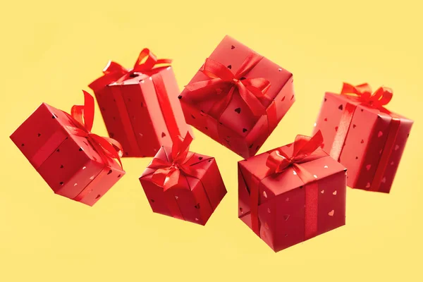飞行的红色盒子与礼物在黄色的背景 节日概念 复制空间 — 图库照片