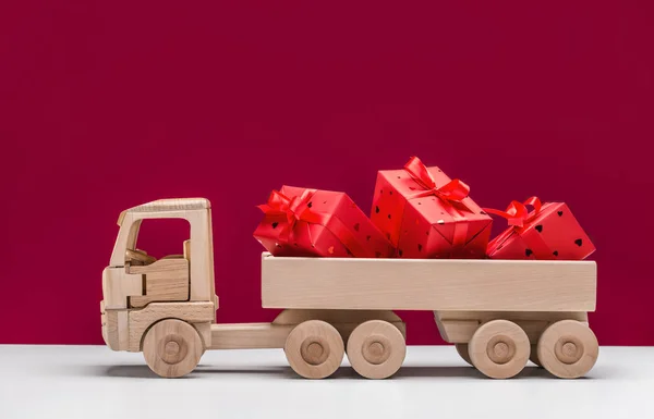 Грузовик Подарками Красных Ящиках Деревянная Игрушечная Машина Красный Фон Пространство — стоковое фото