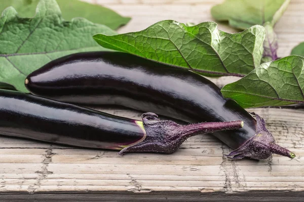 Young Organic Eggplants Leaves Old Wooden Surface Close Copy Space — Stock Photo, Image