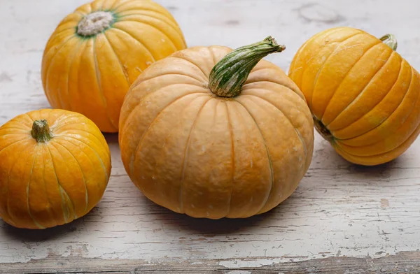 Gele Feestelijke Pompoenen Een Oud Oppervlak Oktober Halloween Ruimte Kopiëren — Stockfoto