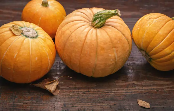 Gele Ronde Feestelijke Pompoenen Oude Oppervlak Oktober Halloween Ruimte Kopiëren — Stockfoto