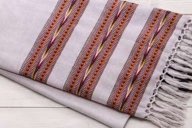  Ahşap arka plan üzerinde sıcak yünlü ekose. Ev sayılsın. Renkli plaids.