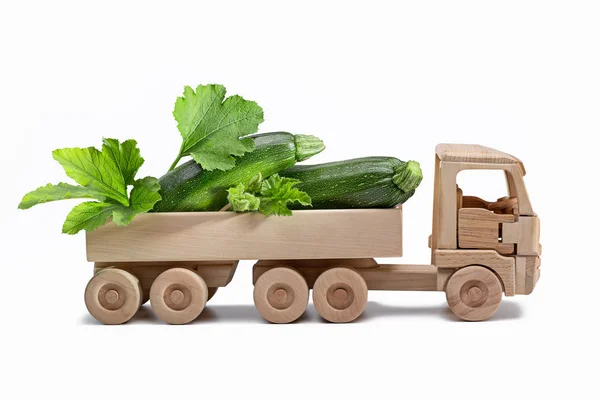 Frische Grüne Zucchini Kürbis Mit Blättern Holzspielzeugwagen Transport Von Frischem — Stockfoto