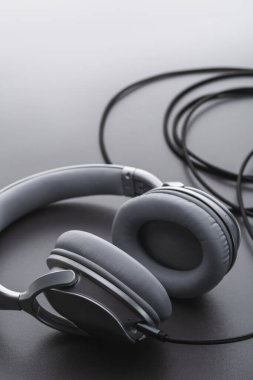 Büyük, kulaklıklı, kablolu. Müzik dinlemek için müzik kulaklığı. Stüdyo görüntüsü, kopyalama alanı.