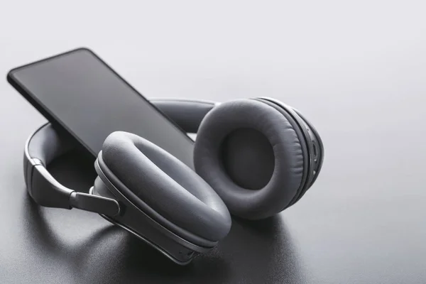 Smartphone Bluetooth Wireless Headphones Listen Favorite Music Studio Shot Gray — Stock Photo, Image