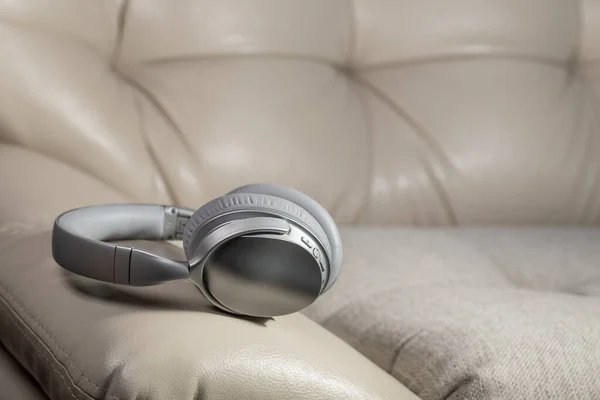 Casque Bluetooth Sans Fil Sur Lumière Canapé Cuir Dispositifs Modernes — Photo