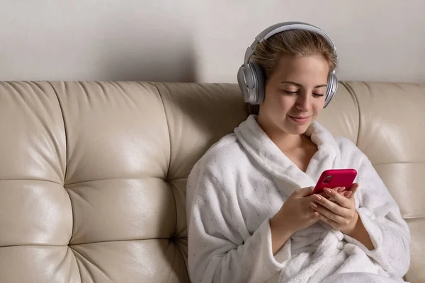 Ein Mädchen Weißen Bademantel Sitzt Auf Dem Sofa Auf Dem — Stockfoto