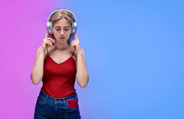 Satisfecho Con Mis Auriculares Chica Étnica Europea Feliz Top Rojo — Foto de Stock