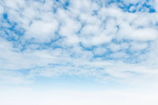 青い空に白い雲 美しい背景 — ストック写真