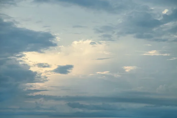 夕日の光の中で雲と灰色の夜の空 — ストック写真