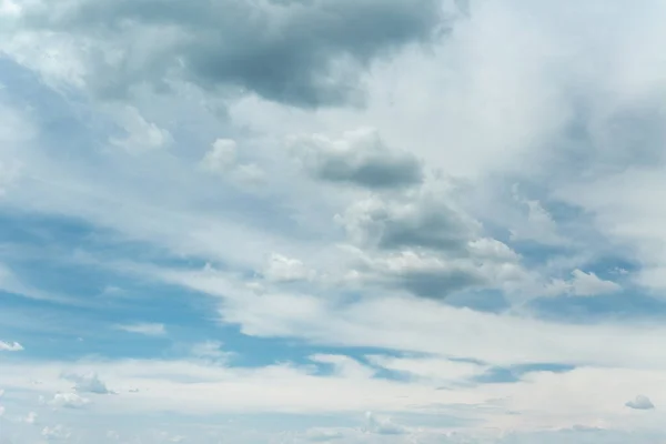 夏の空にはいろんな形の白い雲がたくさん — ストック写真