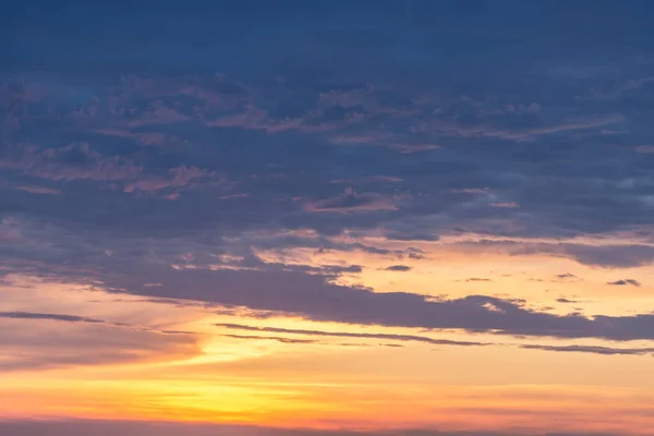 赤い夕日 暗い雲と劇的な夜の空 — ストック写真