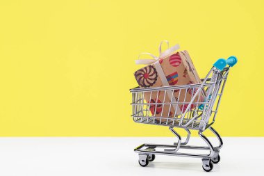 Şenlik kutusunda sürpriz. Alışveriş arabasında hediye (oyuncak)).