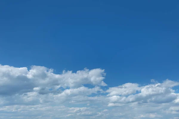 きれいで 青と光 白い雲 背景とテクスチャ — ストック写真