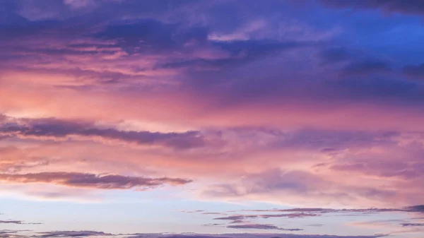 夏の日没 オレンジの雲と夕方の空 — ストック写真