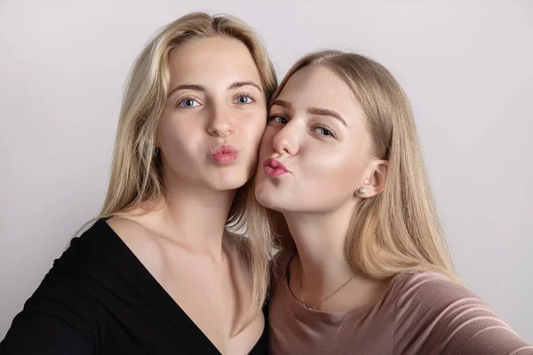 Couple Cheerful Blondes Girlfriends Posing Camera — Stock Photo, Image