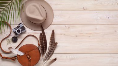 Geriye dönük kamera, şapka ve deri çantayla dolu bir hayat..