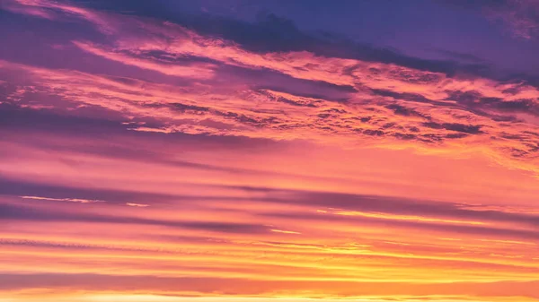 夏の日没 オレンジの雲と夕方の空 — ストック写真