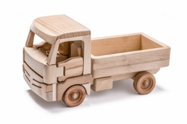 Tahtadan yapılmış oyuncak kamyon. Stüdyo görüntüsü, kopyalama alanı.