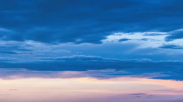 絵のような雲と青空 夕日の最後の光線 — ストック写真