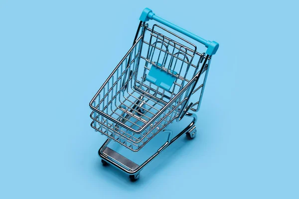 Синьому Фоні Срібний Кошик Покупок Іграшка Покупок Крупним Планом Студійний — стокове фото