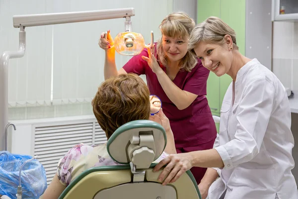 Стоматология Доктор Медсестра Пациентка Смотрит Свои Зубы Зеркало — стоковое фото