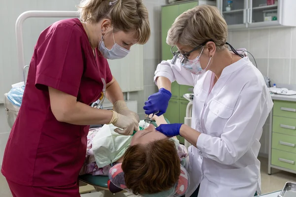 Γιατρός Και Νοσοκόμα Στο Οδοντιατρείο Ασθενής Λαμβάνει Θεραπεία — Φωτογραφία Αρχείου
