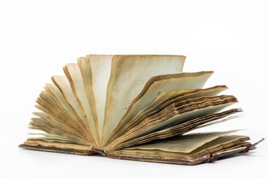  Beyaz arkaplanda izole edilmiş eski açık kitap, yakın plan.