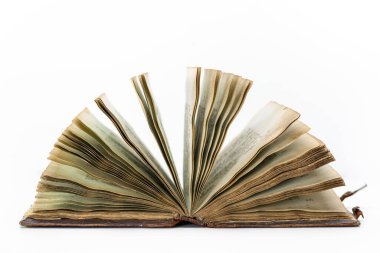  Beyaz arkaplanda sarı sayfaları olan eski açık kitap. 