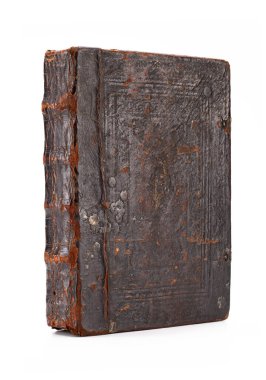 Çok eski bir kitap, eskimiş kahverengi deri çanta. Yakın çekim, dikey çekim.