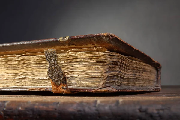 Fragment Starobylé Hnědé Knihy Sponou Žlutými Stránkami Starém Dřevěném Stole — Stock fotografie