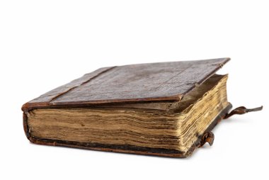  Açık eski bir kitap. Kahverengi deri bir çantada. Kilitli. Yakın çekim, tecritte..