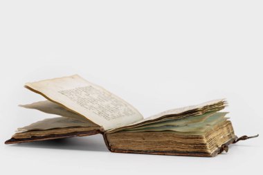 Sarı sayfaları olan eski, açık bir kitap. Beyaz arkaplanda izole.