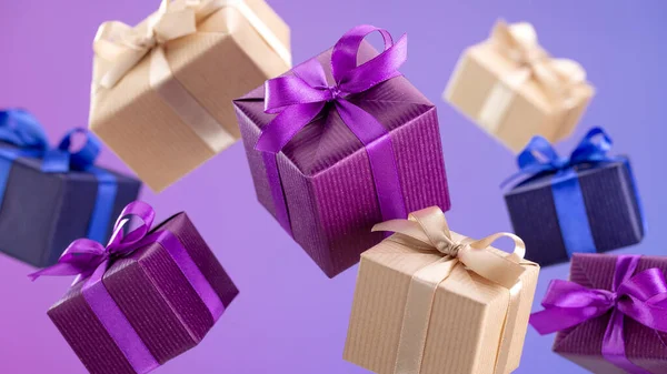 Presentes Caixas Voadoras Embrulhadas Papel Azul Roxo Kraft Com Arco — Fotografia de Stock